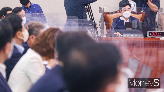 [머니S포토] 산자중기위 회의 주재하는 '윤관석'