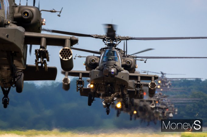 [머니S포토] 제자리 비행하는 AH-64E 아파치 가디언 공격헬기