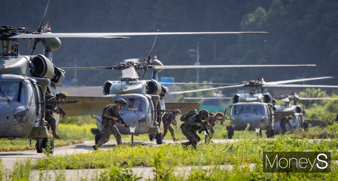 [머니S포토] UH-60P 블랙호크에서 내리는 장병들