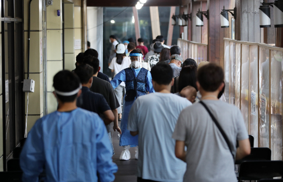 신종 코로나바이러스 감염증(코로나19) 오미크론 하위 변이 BA.5의 종합 검출률이 50%를 넘어섰다. 26일 오전 서울 송파구보건소에 마련된 코로나19 선별진료소에서 시민들이 검사를 위해 대기하고 있다./사진=뉴스1