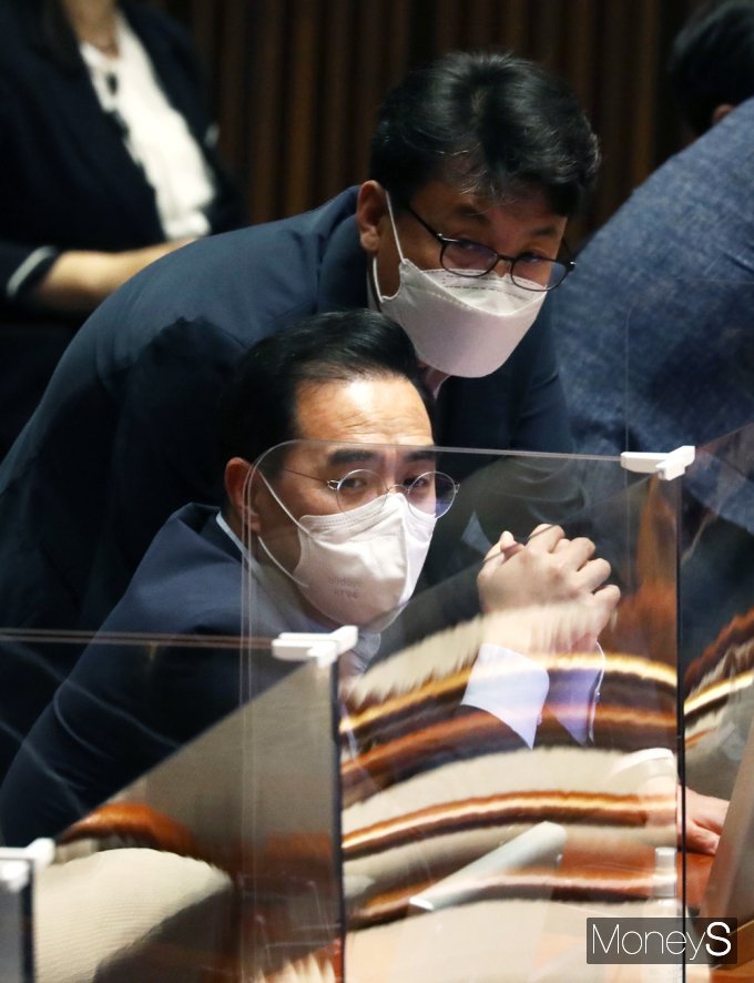[머니S포토] 경제분야 대정부 질문, 의견 나누는 野 원내지도부