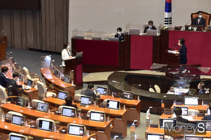 [머니S포토] 경제분야 대정부질문, 질의받는 중기부 '이영'