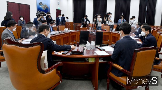 [머니S포토] 국회 정보위원회 전체회의 열려