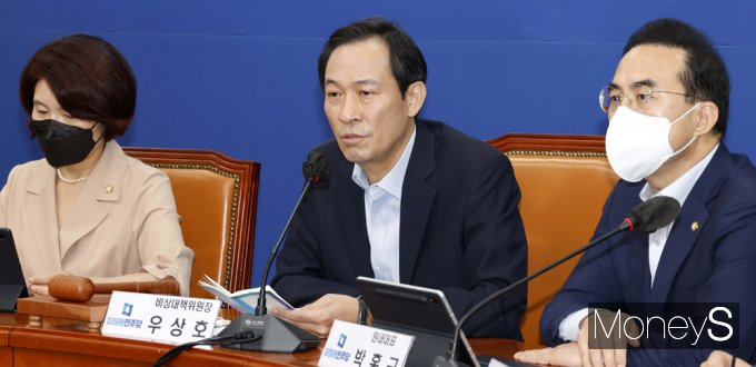 우상호 더불어민주당 비상대책위원장이 26일 국무회의를 통해 행정안전부 내 '경찰국' 신설 시행령안이 통과한 것과 관련해 "누가 봐도 무리수인 경찰국 설치를 철회해야 한다"고 비판했다. 사진은 전날 서울 여의도 국회 본관 206호에서 열린 더불어민주당 비상대책위원회의에서 발언하고 있는 우 위원장(가운데). /사진=임한별 기자