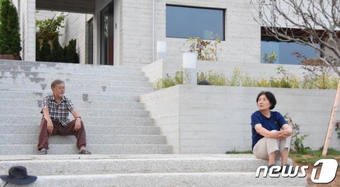 문재인 전 대통령이 24일 소셜 네트워크 서비스(SNS)를 통해 경남 양산 평산마을 사저에서 김정숙 여사와의 일상을 공개했다. (문 전 대통령 인스타그램) 2022.6.24/뉴스1