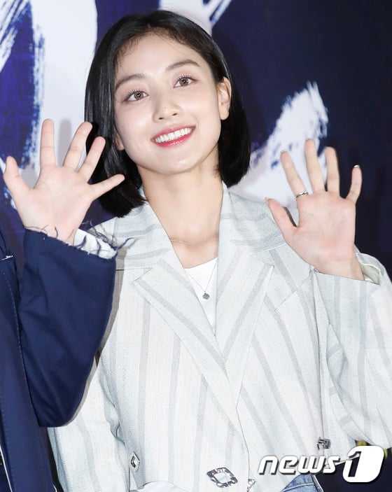 [사진] 트와이스 지효, 자체발광 인형 미모