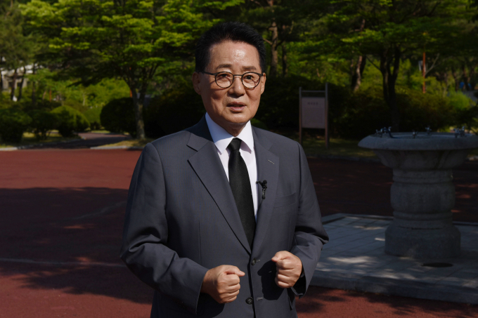 박지원 전 국가정보원장이 윤석열 대통령과 권성동 국민의힘 원내대표의 사적 대화 내용이 공개된 데 대해 "당무에 관여하지 않겠다고 몇 번이나 강조한 윤 대통령이 집권 100일도 안 돼 거짓말한 것이 탄로났다"고 쏘아붙였다. 사진은 지난달 6일 국립 5·18민주묘지 승모루 부근에서 취재진의 질문에 답하고 있는 박 전 원장. /사진=뉴스1