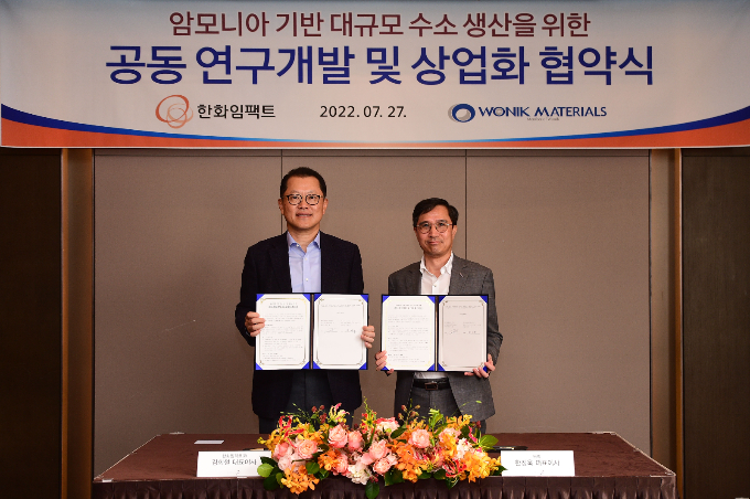 한화임팩트가 대규모 수소 생산을 위해 원익머트리얼즈와 협력한다. 사진은 김희철 한화임팩트 대표(왼쪽)와 한정욱 원익머트리얼즈 대표. /사진=한화임팩트 제공