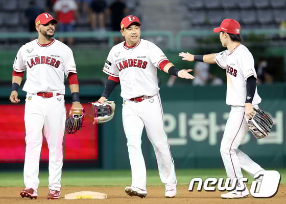 [사진] SSG, LG 상대 6대3 완승