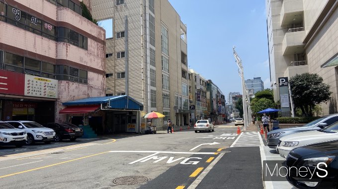 한산한 롯데백화점 광주점 근처에는 낡은 건물들이 있었다./사진=연희진 기자