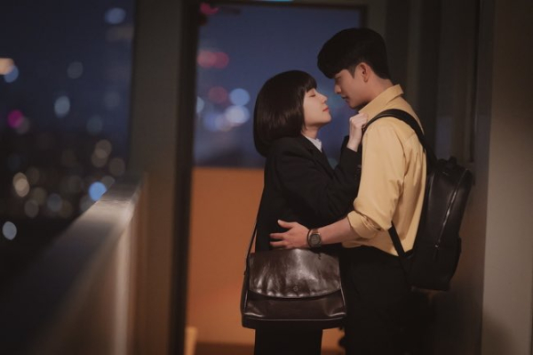 ENA 드라마 '이상한 변호사 우영우'가 달달한 키스 엔딩으로 시청자들의 설렘을 유발했다. /사진=ENA 제공