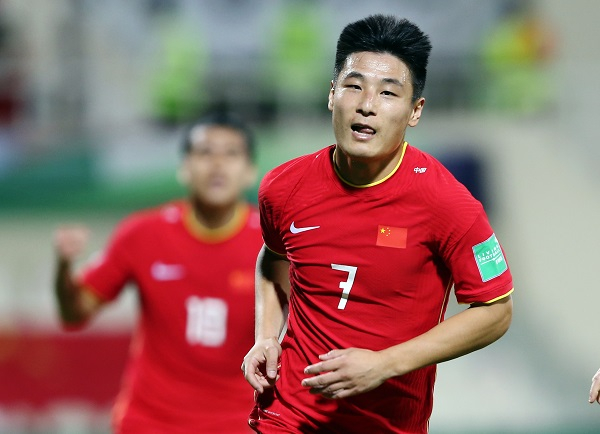 중국 축구대표팀의 간판 공격수 우레이(에스파뇰)가 3년의 스페인 생활을 마치고 중국 슈퍼리그(CSL)로 복귀한다. 사진은 지난해 2022 월드컵 아시아 예선에 출전한 우레이(오른쪽). /사진=로이터