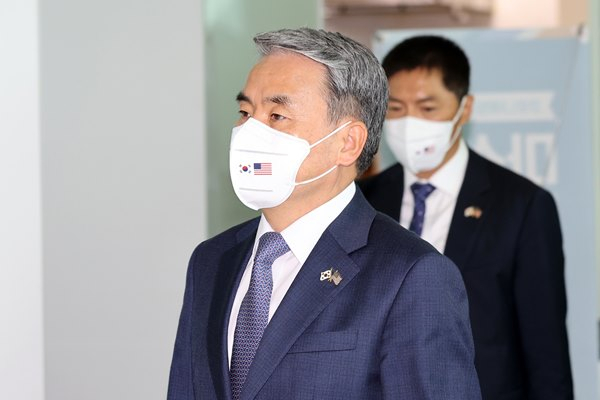 사진은 26일 한미 국방장관회담과 한국전쟁 전사자 '추모의 벽' 준공식 참석 등을 위해 인천국제공항 2터미널을 통해 출국하는 이 장관. /사진=뉴스1