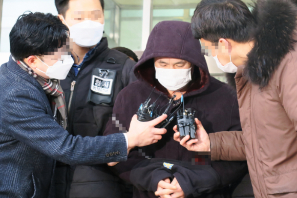 지난해 12월 인천 미추홀구 미추홀경찰서에서 검찰로 송치되는 권재찬. /사진=뉴시스