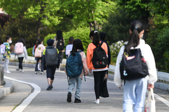 전국 모든 학교에서 정상 등교가 이뤄진 2일 서울 광진구 광장초등학교 학생들이 등교하고 있다./사진=뉴시스