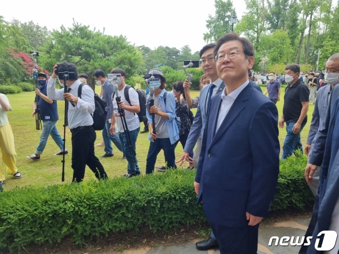 이재명 더불어민주당 당대표 후보가 30일 강원 강릉시를 방문해 허균허난설헌 기념공원을 둘러보고 있다. 2022.7.30/뉴스1 ⓒ News1 윤왕근 기자