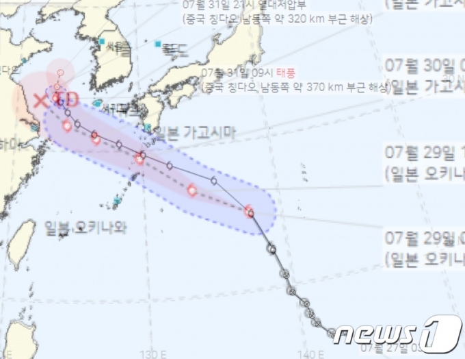 지난 28일 오후 9시 제5호 태풍 송다 발생 당시(빨간색 점이 태풍 전망)와 31일 오전 10시의 태풍 송다 이동 실황·전망(검은 실선)을 겹쳐보면 당초 상하이 앞바다에서 소멸 수순을 밟을 것으로 예보했던 게 우리나라 서해까지 북상한 것으로 변동된 게 확인된다. ⓒ 뉴스1 황덕현 기자