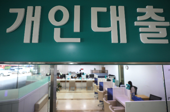  KB국민·신한·하나·우리·농협은행의 가계대출 잔액은 지난달 28일 기준 697조7638억원으로 지난달 말보다 1조8883억원(0.27%) 줄었다. 사진은 서울 시내의 한 시중은행 대출창구 모습./사진=뉴스1