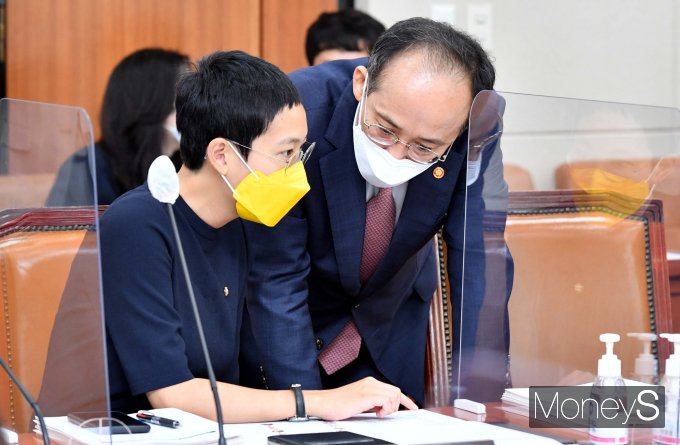 [머니S포토] 장혜영 정의당 의원과 대화하는 추경호 부총리