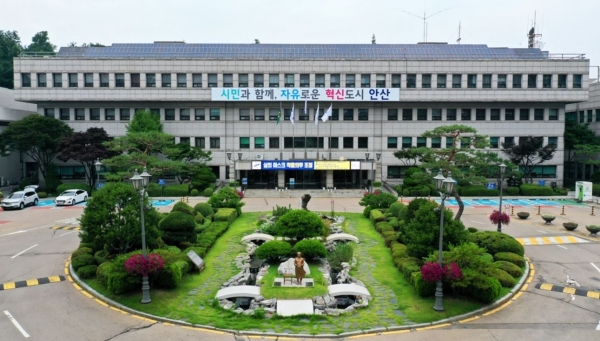안산시(시장 이민근)는 65세 이상 ‘어르신 무료교통 지원사업’ 적용 노선을 모든 시내버스에 확대 적용한다고 1일 밝혔다. / 사진제공=안산시