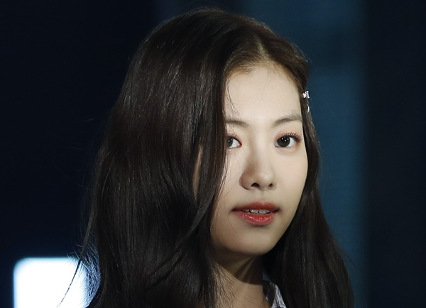 그룹 르세라핌에서 퇴출된 김가람의 왕따설에 대한 반박글이 올라왔다. 사진은 지난달 2일 서울 중구 장충체육관에서 열린 데뷔 앨범 ‘FEARLESS’ 미디어 쇼케이스에 참석한 김가람. /사진=뉴스1