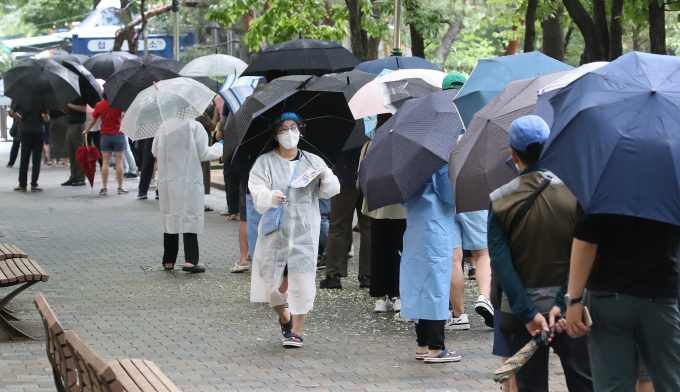 국내 신종 코로나바이러스 감염증(코로나19) 재유행이 본격화했다. 지난 2일 오전 비가 내리는 가운데 대구 달서구보건소 선별진료소에서 많은 시민들이 줄지어 PCR(유전자증폭) 검사를 기다리고 있다./사진=뉴스1