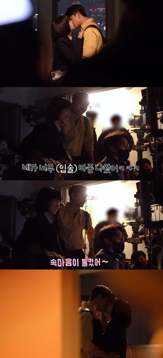드라마 '이상한 변호사 우영우' 메이킹 영상 에서 키스신 비하인드가 공개돼 설렘을 유발했다. /사진= 'ENA메이킹' 캡처