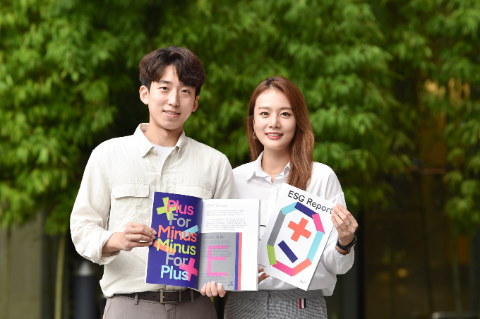 LG에너지솔루션이 재생에너지 사용을 확대한다. 사진은 환경·사회·지배구조(ESG) 리포트를 소개하는 LG에너지솔루션 관계자. /사진=LG에너지솔루션 제공