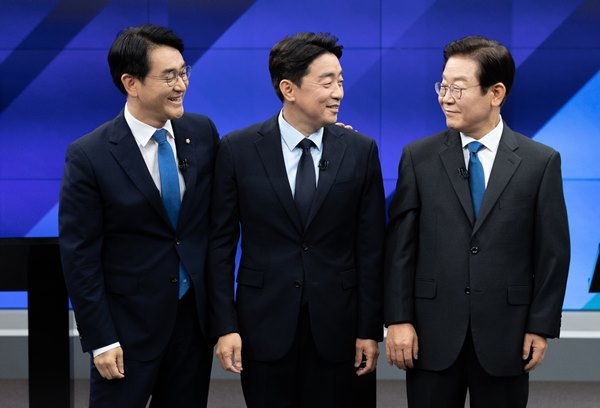 이재명 더불어민주당 당대표 후보를 비롯한 박용진·강훈식 민주당 당대표 후보가 지난 2일 당대표 후보자 첫 TV토론에 출연해 열띤 토론을 벌였다. 사진은 이날 강원 춘천 G1 강원민방에서 열린 민주당 당대표 후보자 토론회에 앞서 기념 촬영 중인 박용진(왼쪽부터), 강훈식, 이재명 민주당 당대표 후보. /사진=뉴스1