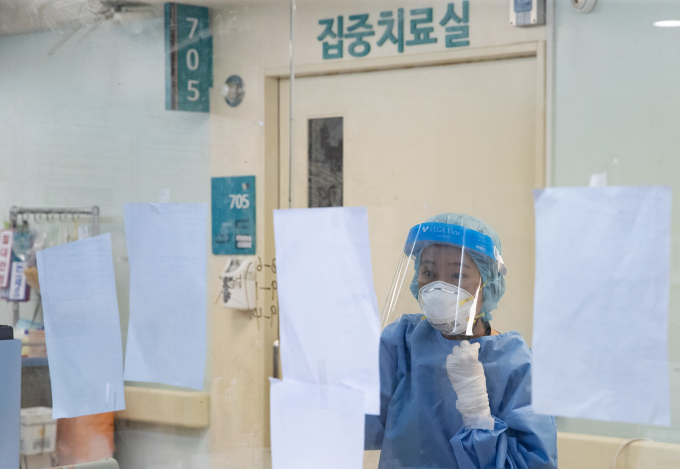 신종 코로나바이러스 감염증(코로나19) 일일 신규 확진자가 3일 0시 기준 11만9922명으로 집계돼 12만명에 근접했다. 사진은 지난 3일 서울 광진구 혜민병원에서 의료진이 방역복을 입은 채 업무를 보고 있는 모습. /사진=뉴스1