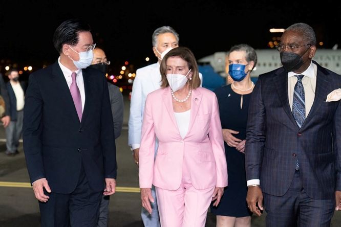 낸시 펠로시 미국 하원의장이 오는 4일 일본을 방문해 오는 5일 기시다 후미오 일본 총리와 조찬할 예정이다. 사진은 펠로시 의장이 지난 2일 타이완에 도착해 이동중인 모습. /사진=로이터