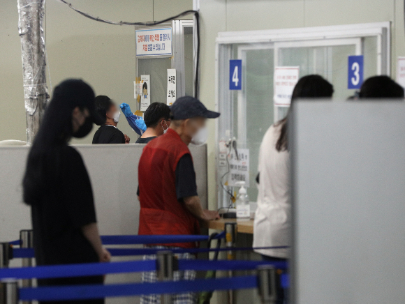 국내 코로나19 누적 확진자 수가 2000만명을 돌파한 가운데 방역 전문가들은 고위험군과 감염취약시설에 집중하겠다는 정부의 방침에 공감했다. 3일 오전 서울 송파구보건소에 마련된 선별진료소에서 시민들이 코로나19 검사를 받기 위해 줄을 서 있다. /사진=뉴스1