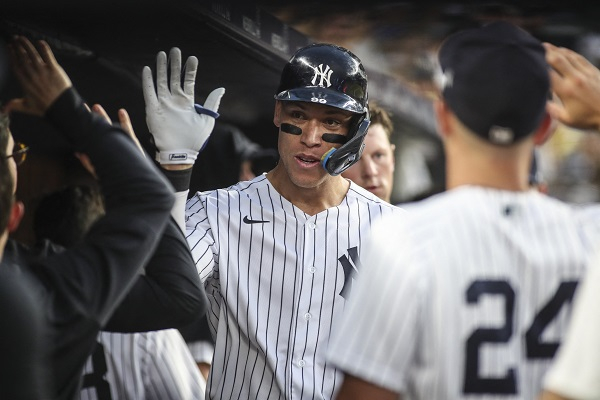 애런 저지(뉴욕 양키스)가 MLB 월간 최우수선수(MVP)에 선정됐다. 사진은 지난달 30일 캔자스시티 로열스를 상대로 2점홈런을 친 후 동료들의 축하를 받고 있는 저지(가운데). /사진=로이터