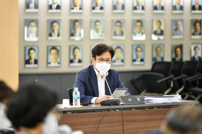 김포시(시장 김병수)는 지난 29일 시청 참여실에서 시장 및 과제 담당 부서장 등 50여명이 참석한 가운데 '김포시 2040 중장기 종합발전계획 수립 용역' 2차 중간보고회를 개최했다. / 사진제공=김포시