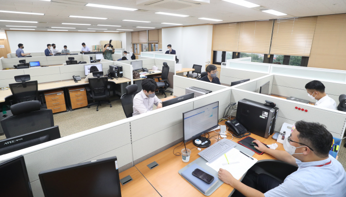 행정안전부 경찰국 인사 제청 시스템이 본격적으로 가동될 예정이다. 사진은 지난 2일 서울 종로구 정부서울청사 내 경찰국에서 근무하는 직원들. /사진=뉴시스