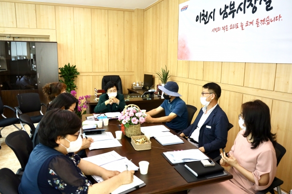 김경희 이천시장이 이천시 '남부시장실'에서 시민들의 애로 사항을 청취하고 있다. / 사진제공=이천시