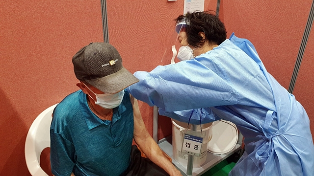 봉화군 보건소 관계자가 75세 이상 '코로나19' 백신 접종을 하고 있다./사진제공=경북 봉화군