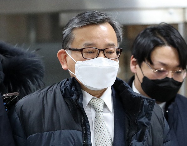 뇌물수수 혐의로 검찰에 기소된 김학의 전 법무부 차관의 재상고심이 오는 11일로 예정됐다. 사진은 지난 1월27일 김 전 차관이 서울 서초구 서울고등법원에서 열린 파기환송심을 마치고 법원을 나서는 모습. /사진=뉴스1