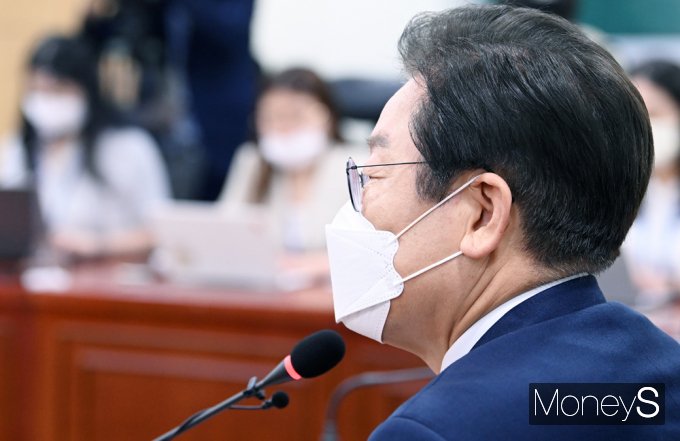 [머니S포토] 본인 논란 관련 질의에 답하는 이재명