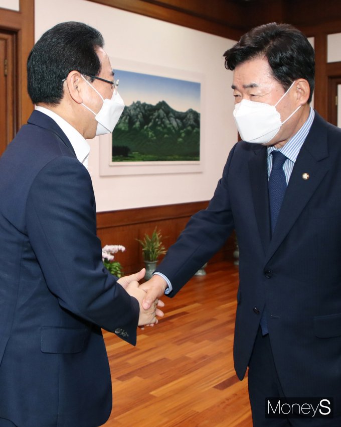 [머니S포토] 인사 나누는 김진표 의장과 김영록 전남지사
