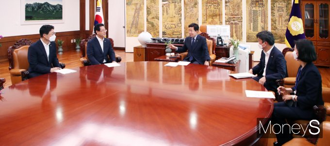 [머니S포토] 김진표 의장·김영록 전남지사, 국회에서 만나...
