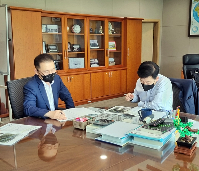 이종화 대구시 경제부시장(왼쪽)이 최상대 기재부 2차관(오른쪽)에게 사업을 설명하고 있다./사진제공=대구시
