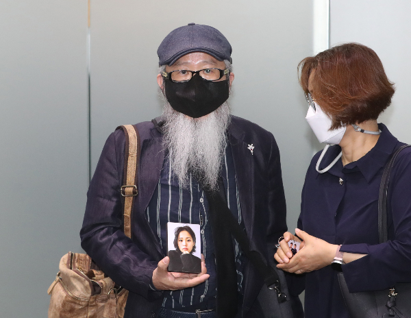 공군 성폭력 피해자 고 이예람 중사 사망사건을 수사중인 특검팀의 수사가 빈손 특검이 될 수 있단 지적이 제기됐다. 사진은 지난 6월13일 이 중사의 아버지 이주완씨(왼쪽)가 서울 서대문구 '이예람 특검팀' 사무실에서 안미영 특별검사와 면담에 앞서 취재진에 딸의 사진을 내보이는 모습. /사진=뉴스1