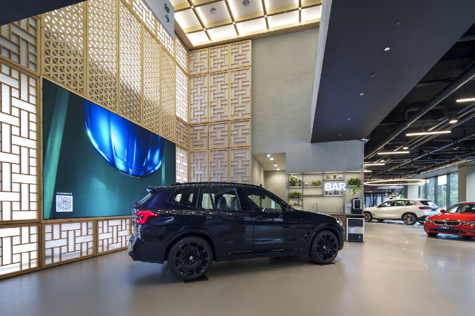 BMW 전주 전시장이 수입차 업계 최초 한옥 콘셉트로 새 단장해 문을 열었다. /사진=BMW 코리아
