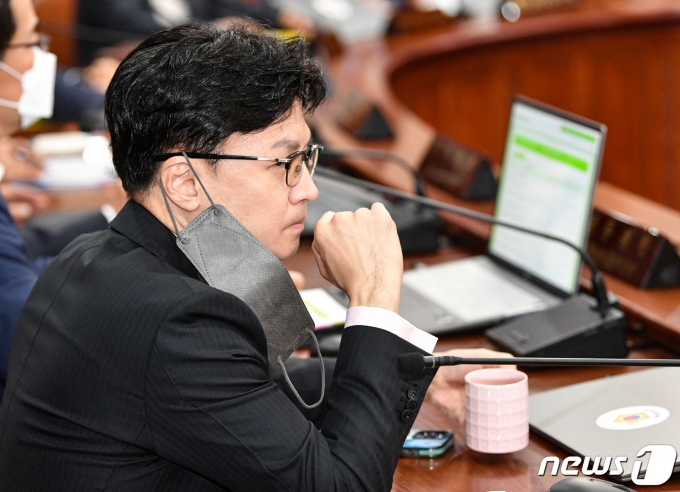 한동훈 법무부 장관이 2일 서울 종로구 정부서울청사에서 열린 제34회 국무회의에서 음료를 마신 뒤 입을 닦고 있다. (공동취재) 2022.8.2/뉴스1 ⓒ News1 박지혜 기자