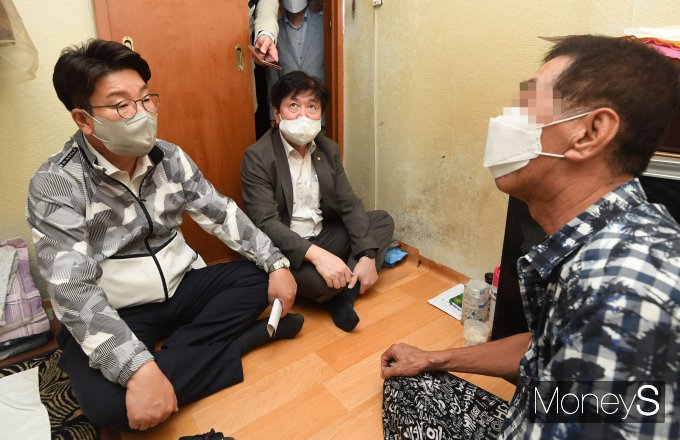 [머니S포토] 쪽방촌 방문한 권성동, '무더위 애로 사항 청취'