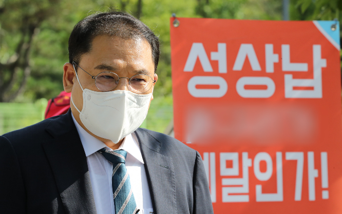 경찰은 4일 이준석 국민의힘 대표에게 성상납 의혹을 한 혐의를 받고 있는 업체 대표를 참고인 자격으로 조사를 진행하고 있다. 사진은 김성진 아이카이스트 측 강신업 변호사가 지난달 28일 경기 의왕 서울구치소 앞에서 이 대표의 성상남 의혹과 관련한 참고인 조사에 앞서 취재진의 질문에 답하는 모습. /사진=뉴스1