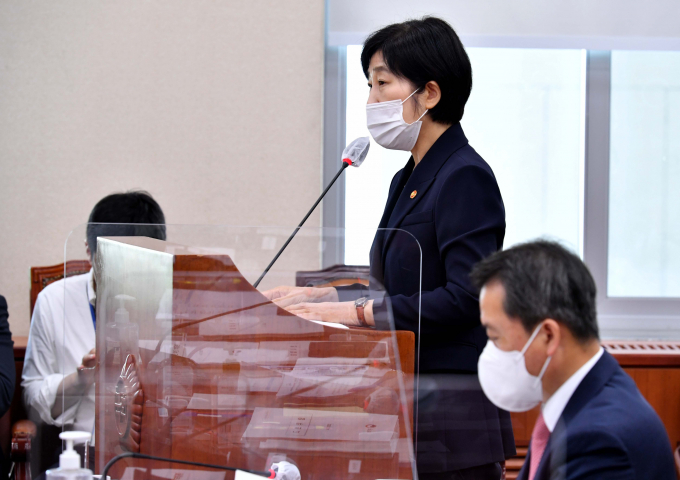 한화진 환경부 장관이 4일 서울 여의도 국회에서 열린 환경노동위원회 전체회의에서 업무보고를 하고 있다. /사진=공동취재사진