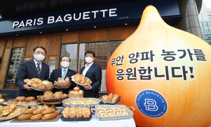 파리바게뜨가 ESG 행복상생 프로젝트를 펼치고 있다. 사진은 무안 양파 농가 지원을 위한 활동./사진제공=SPC