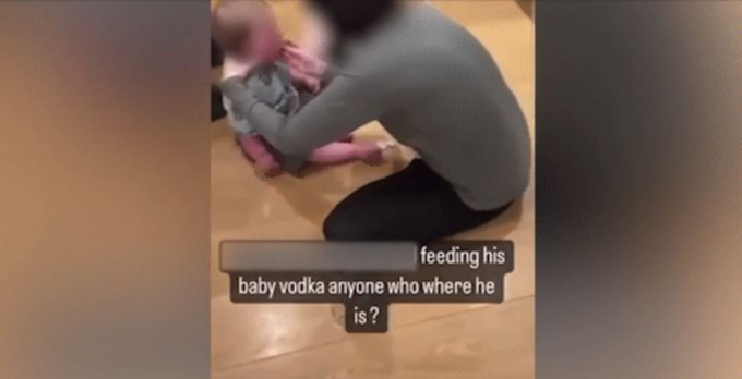 미국 매체 뉴욕포스트가 지난 4일(현지시각) 공개한 영상에는 아기 엄마로 추정되는 여성이 보드카 병뚜껑에 술을 따른 뒤 앞에 있는 아기에게 보드카를 먹이는 모습이 담겼다. 사진은 아기에게 보드카를 먹이는 여성. /사진=뉴욕포스트 공식 홈페이지 캡처